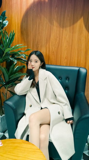 Bugün sıcak bir yere oturunca kabanı çıkarmak istemedim; içinde çok rahatım. Krem rengi olduğu için de ağır durmuyor
#günlükkombin #cream #coat #dress
