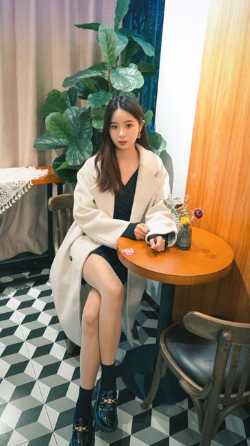 Sitting in a café ☕ keeping it simple with a black dress under the cream coat
#dailystyle #whatiwore #cream #coat #dress