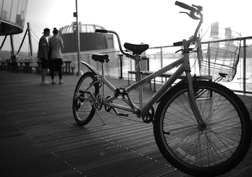 Fotobanka s bezplatnými fotkami na tému bicykel, čierny a biely, mólo