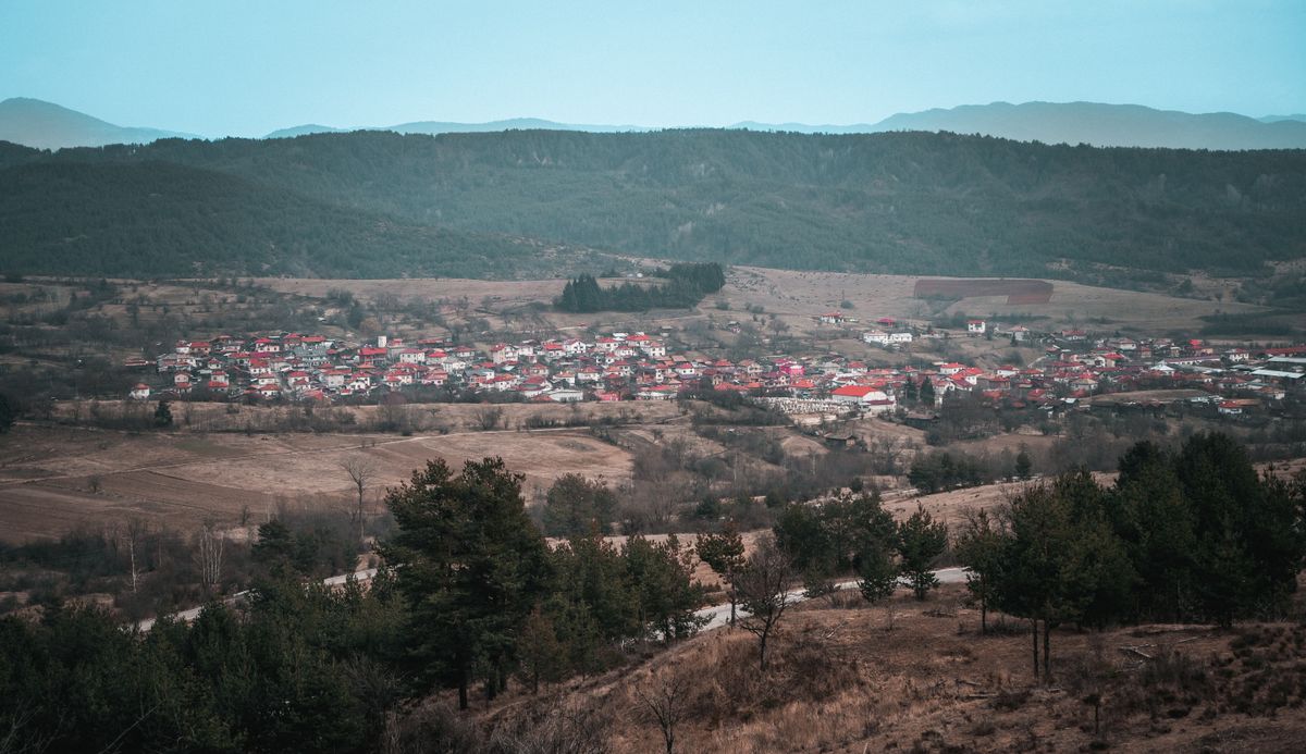 Fotografie cu un oraș într-o vale