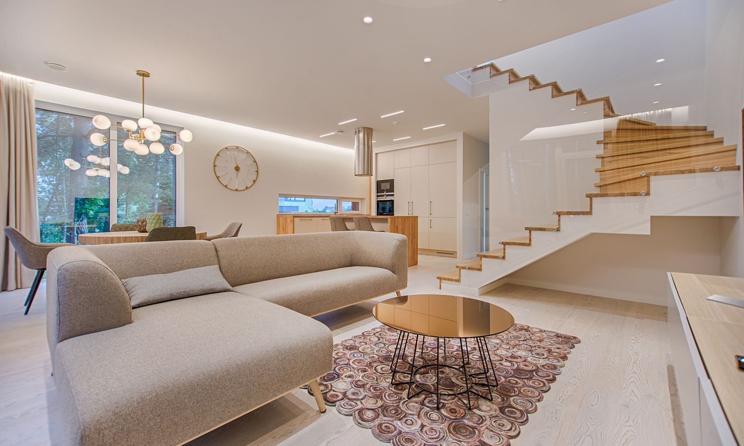 Detalle de iluminación cálida y textiles en una puesta en escena inmobiliaria