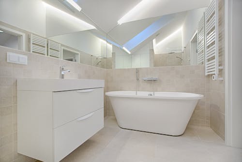Free White Bathtub in Bathroom Stock Photo