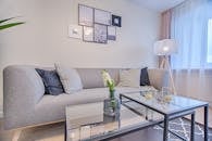 当代客厅配有灰色沙发、几何装饰和艺术画框