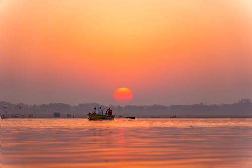 Безкоштовне стокове фото на тему «Захід сонця, катання на човнах, люди»