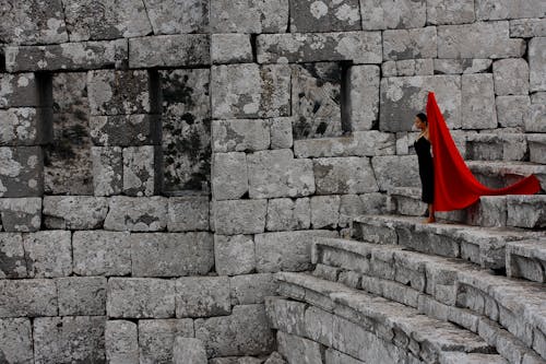 무료 콘크리트 계단에 서있는 여자 스톡 사진