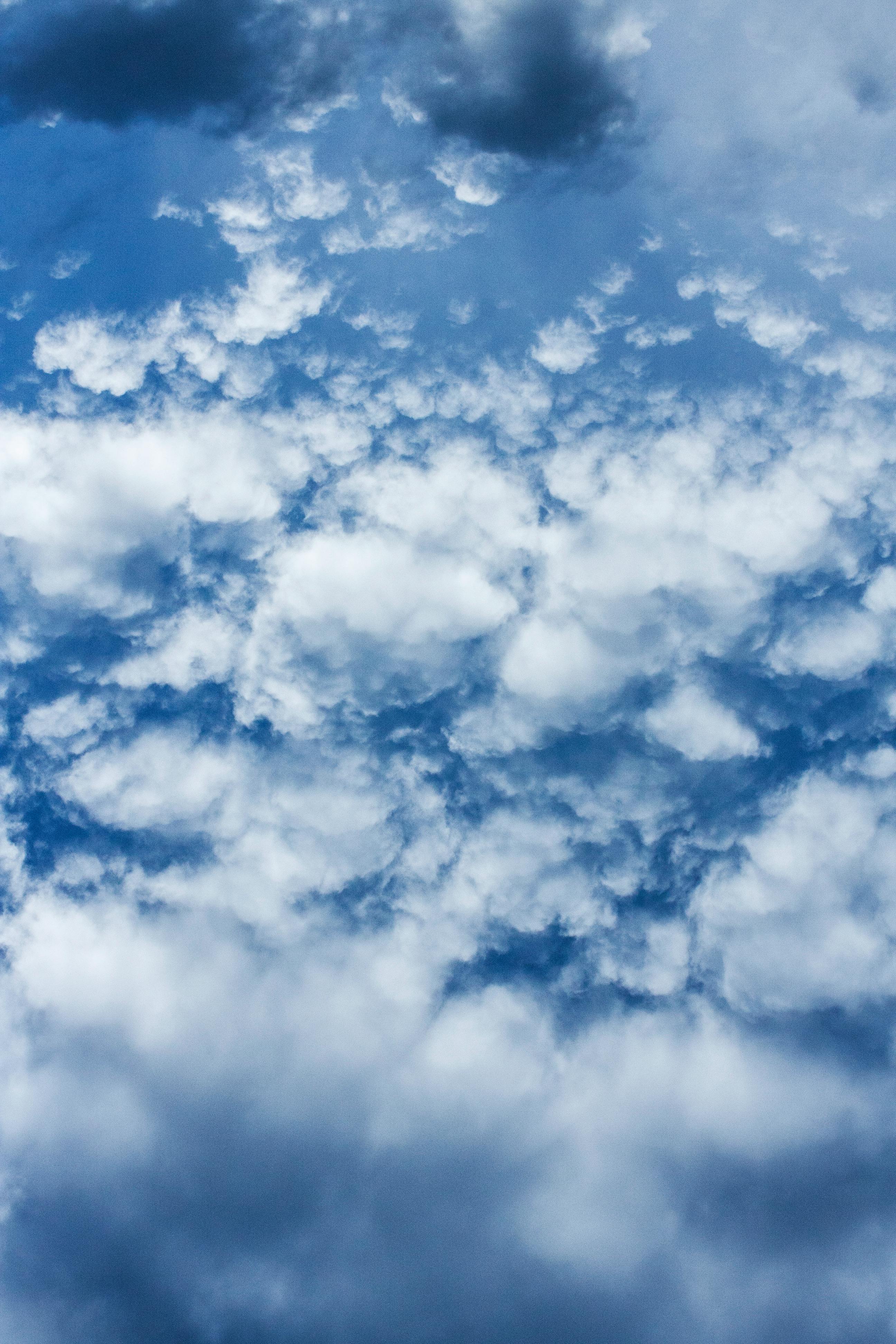 Với nền mây thật điệu đà, bức hình này chắc chắn sẽ khiến bạn thích thú và muốn chìm đắm vào cuộc phiêu lưu giữa mây trời xanh.