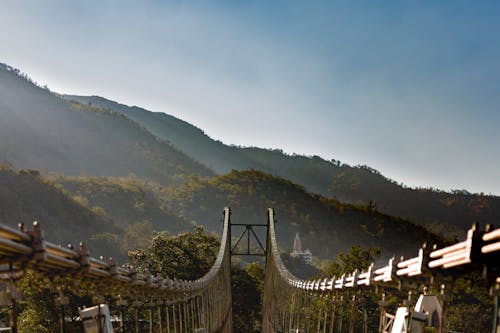 Kostenloses Stock Foto zu bäume, blauer himmel, brücke