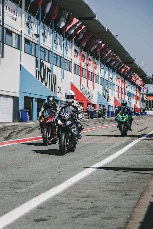 Motards Sportifs Sur Un Speedway