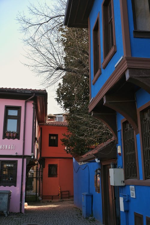 arka sokak, binalar, çok renkli içeren Ücretsiz stok fotoğraf