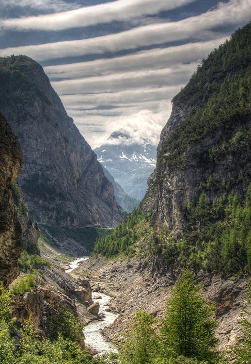 Kostnadsfri bild av bäck, berg, dal