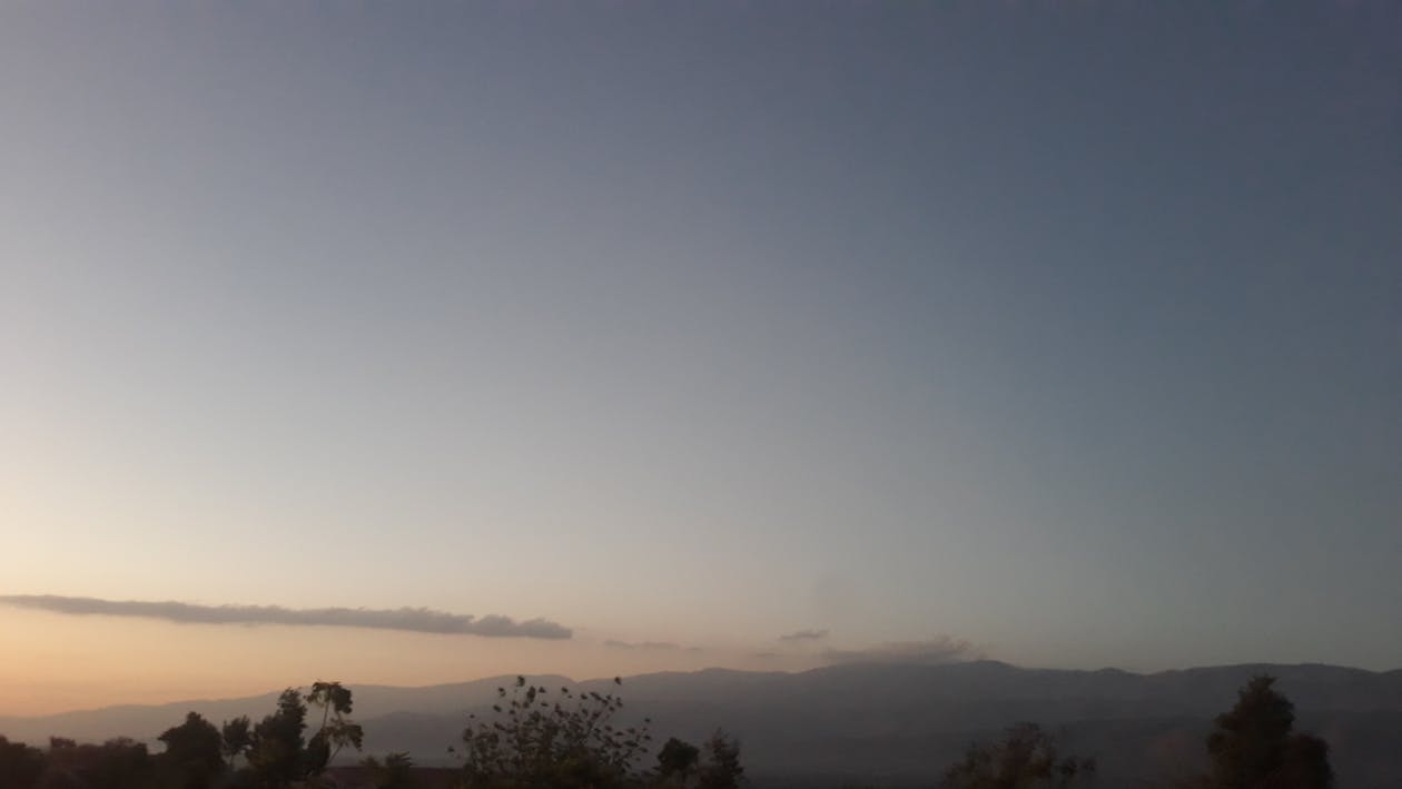 Женщина медитирует на природе