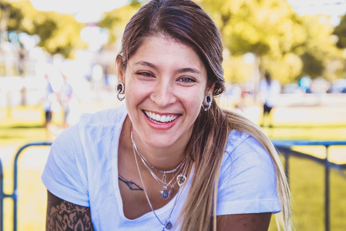 Mujer Sonriendo Mientras Toma Selfie