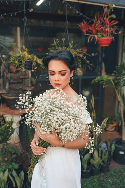 Základová fotografie zdarma na téma brunetka, dívání se dolů, držení