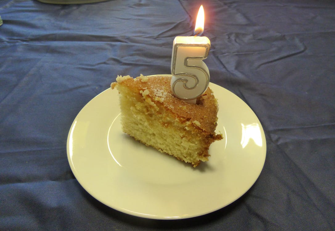 5歳 バースデーケーキ 誕生日ケーキの無料の写真素材