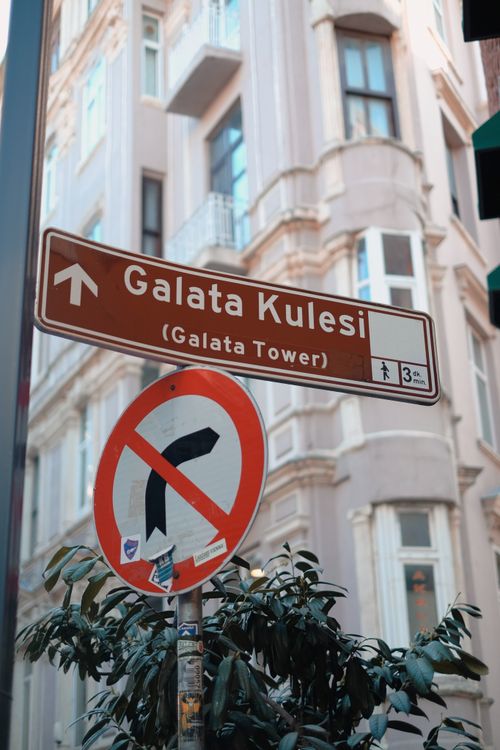 Free Close-up of road sign pointing to Galata Tower in Istanbul, Türkiye. Stock Photo