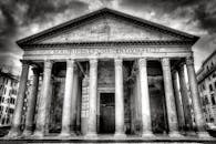 这张罗马万神殿的黑白照片，展现了其标志性的柱子和宏伟的建筑