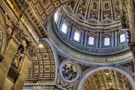 圣彼得大教堂华丽圆顶天花板的详细视图，展现了古典建筑与宗教艺术