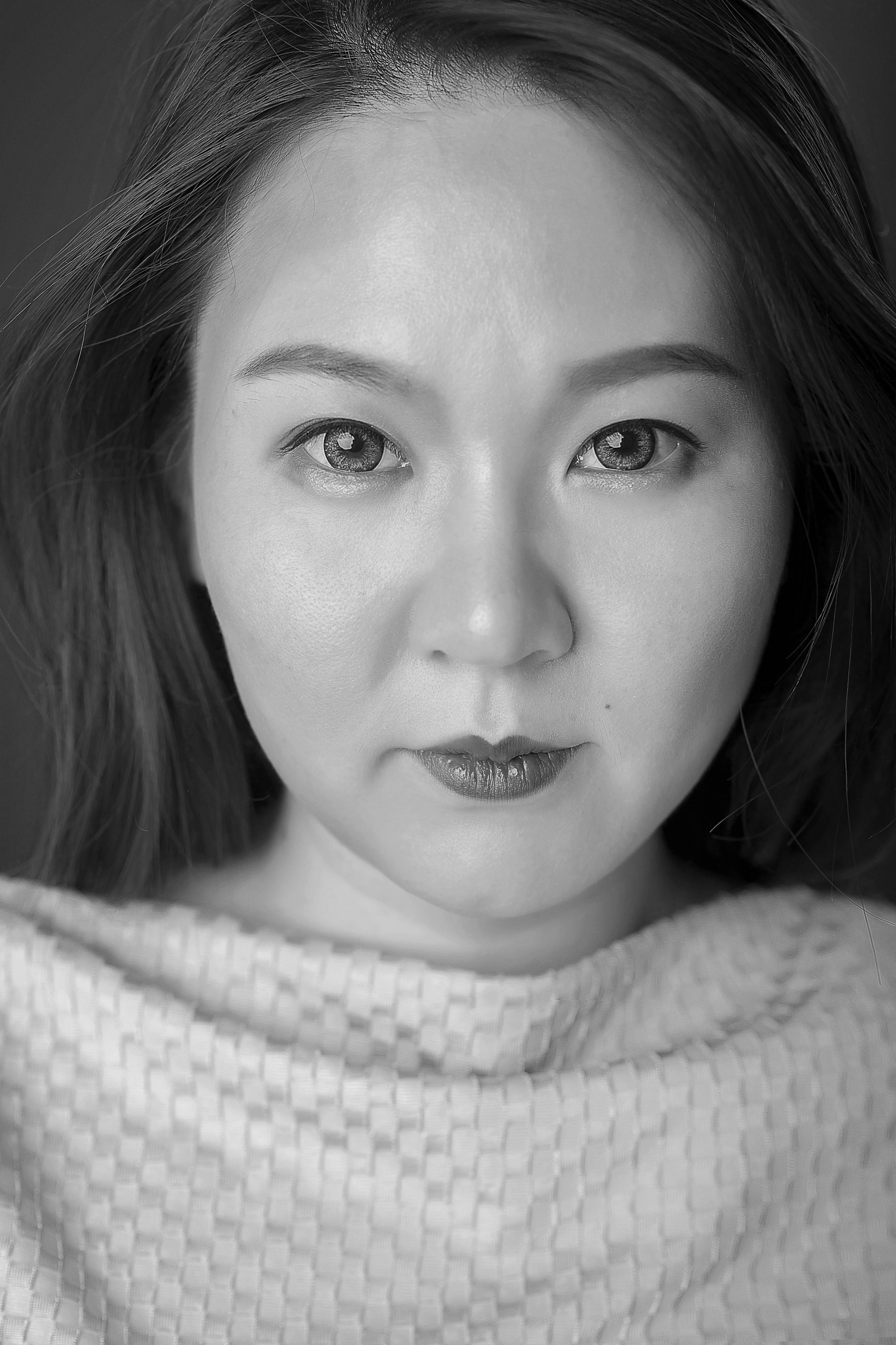 운전 중인 사람의 손과 안전벨트 이미지