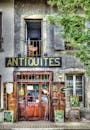 这家迷人的古董店位于城市街道中，拥有乡村特色和复古装饰，值得探索