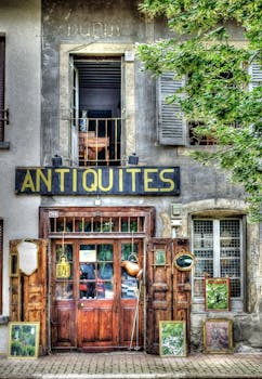 这家迷人的古董店位于城市街道中，拥有乡村特色和复古装饰，值得探索