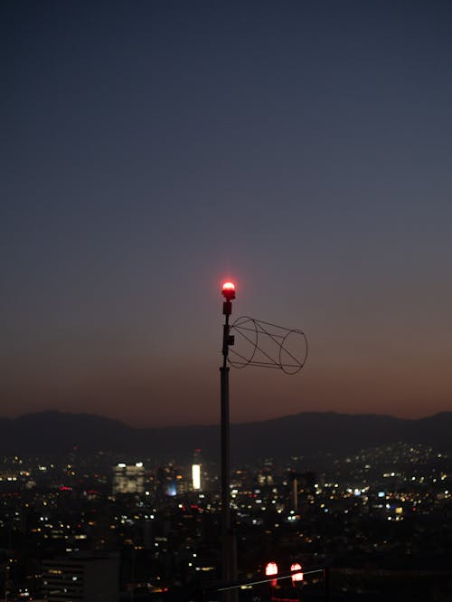 Fotobanka s bezplatnými fotkami na tému červená lampa, jasná obloha, mesta