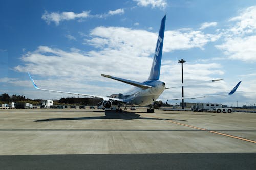 Foto profissional grátis de aeronave, aeroporto, avião comercial