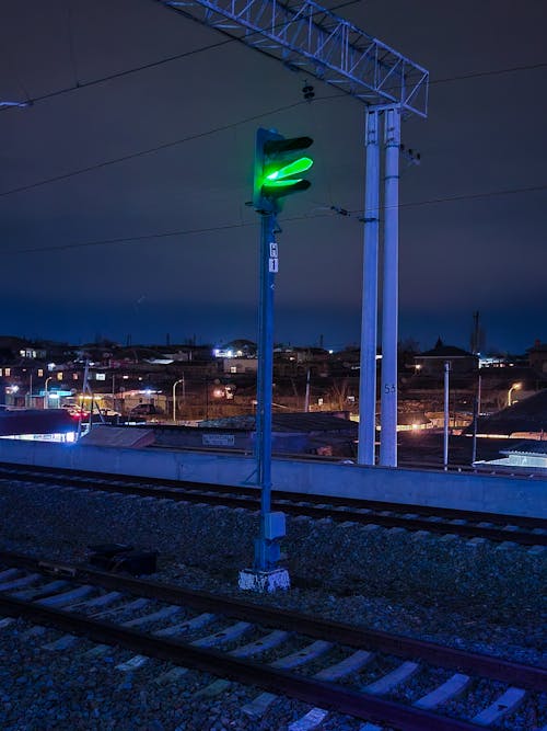 antrenman yaptırmak, demiryolları, gece içeren Ücretsiz stok fotoğraf