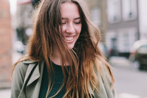 Vrouw Die Voor De Camera Glimlacht