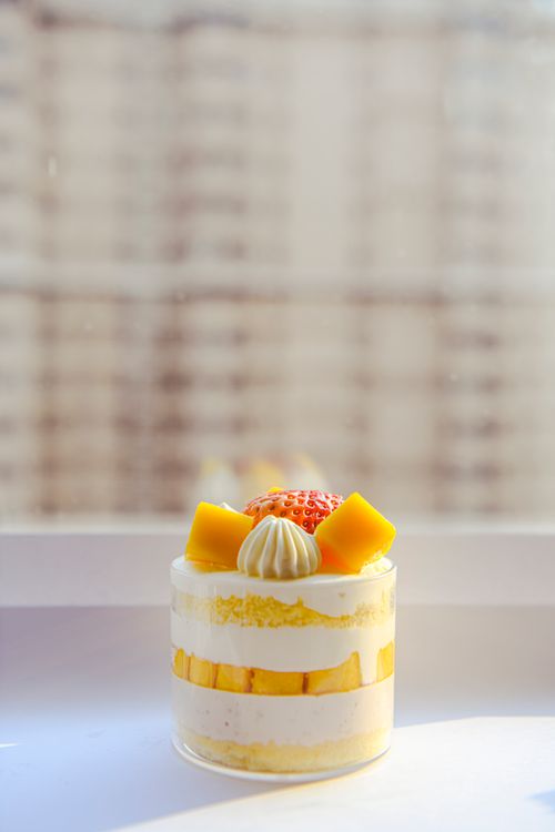 Free A delicious layered dessert with mango, strawberry, and cream, perfect for sweet cravings. Stock Photo