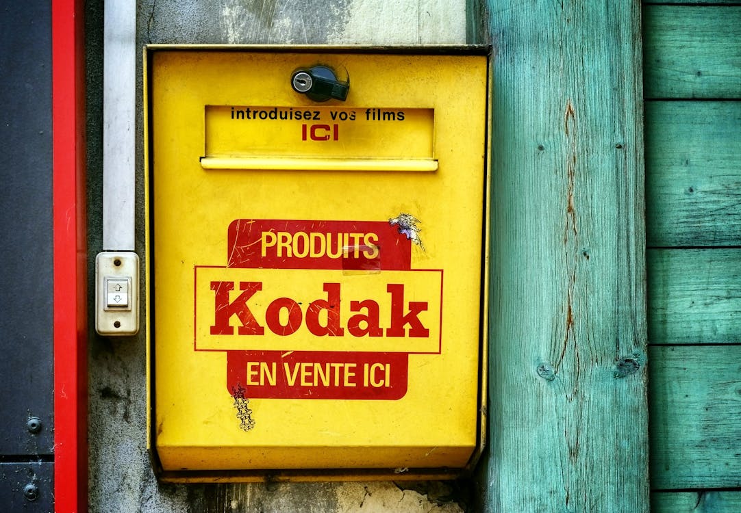 Free Yellow and Red Produits Kodak En Vente Ici Case Stock Photo