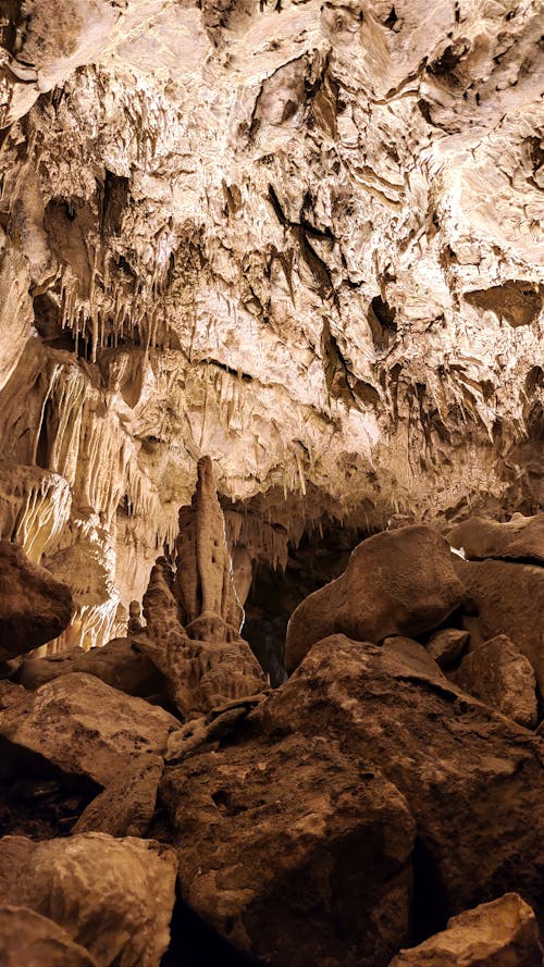 Бесплатное стоковое фото с вертикальный выстрел, пещера, природа
