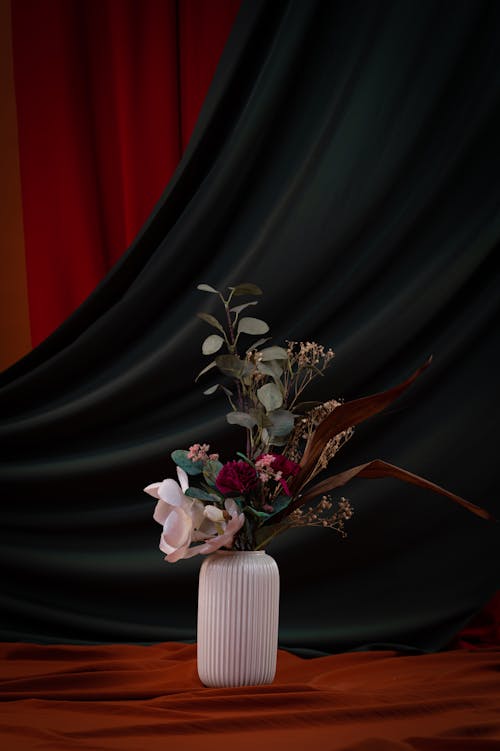 Foto profissional grátis de arranjo de flores, composição, cortinas