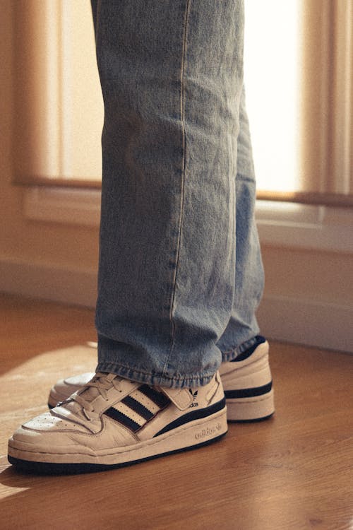 Základová fotografie zdarma na téma boty, detail, džíny
