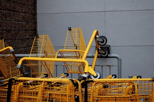 黄色い鋼のショッピングカート