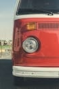 一辆经典红色大众货车在阿联酋沙迦的前视图特写