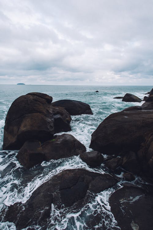 Immagine gratuita di acqua, cielo coperto, mare