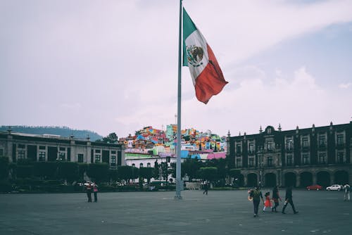 メキシコの旗の近くの人々