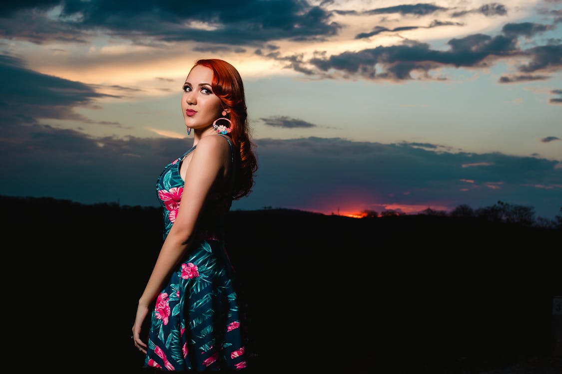 Foto De Mulher Usando Vestido Floral