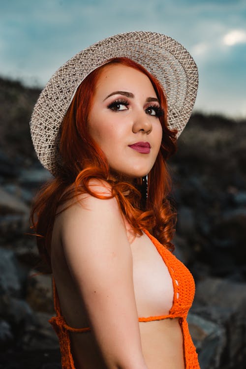 Vrouw In Oranje Top