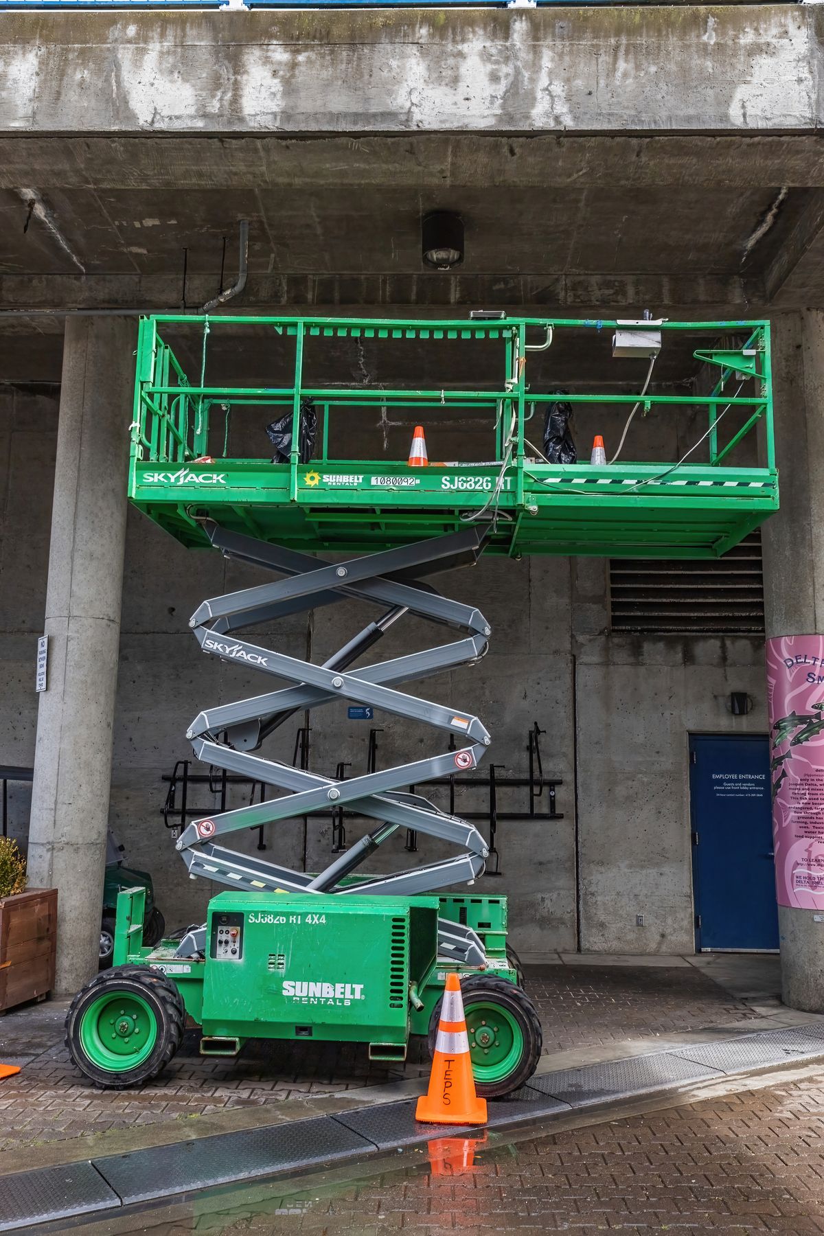 Nacelle ciseaux sur chantier