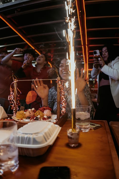 Foto profissional grátis de alegre, aniversário surpresa, chocado