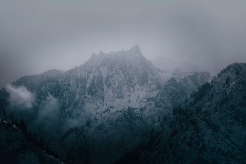 Foto profissional grátis de cadeia de montanhas, escuro, inverno