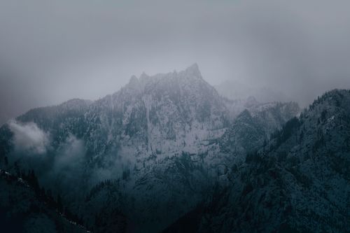 Free Captivating view of snowcapped mountains in Leavenworth, WA shrouded in fog, offering a serene winter landscape. Stock Photo