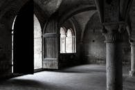 修道院内部雕刻着错综复杂的石拱门和柱子，呈现出哥特风格