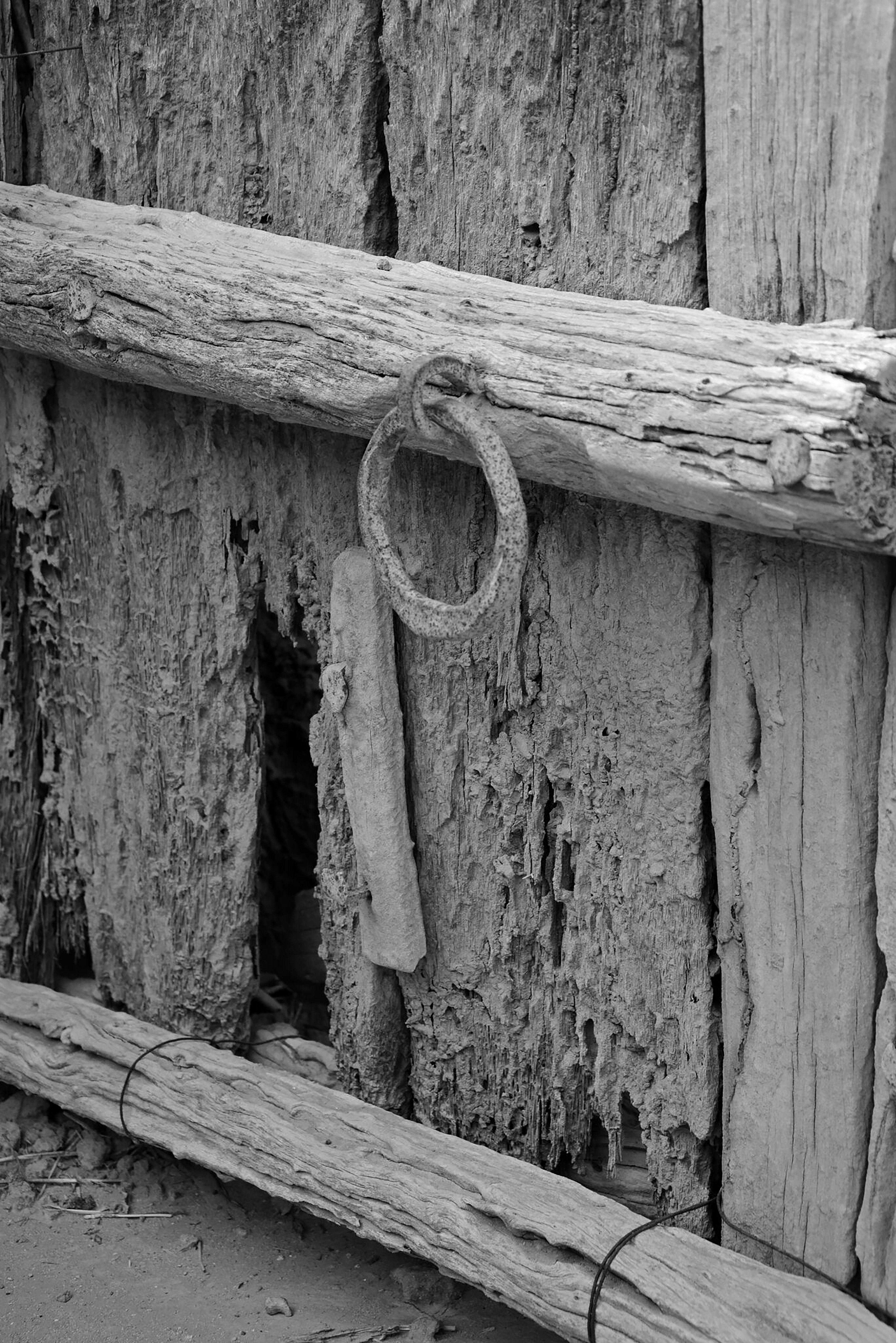 利雅得省一扇古朴木门的黑白纹理细节