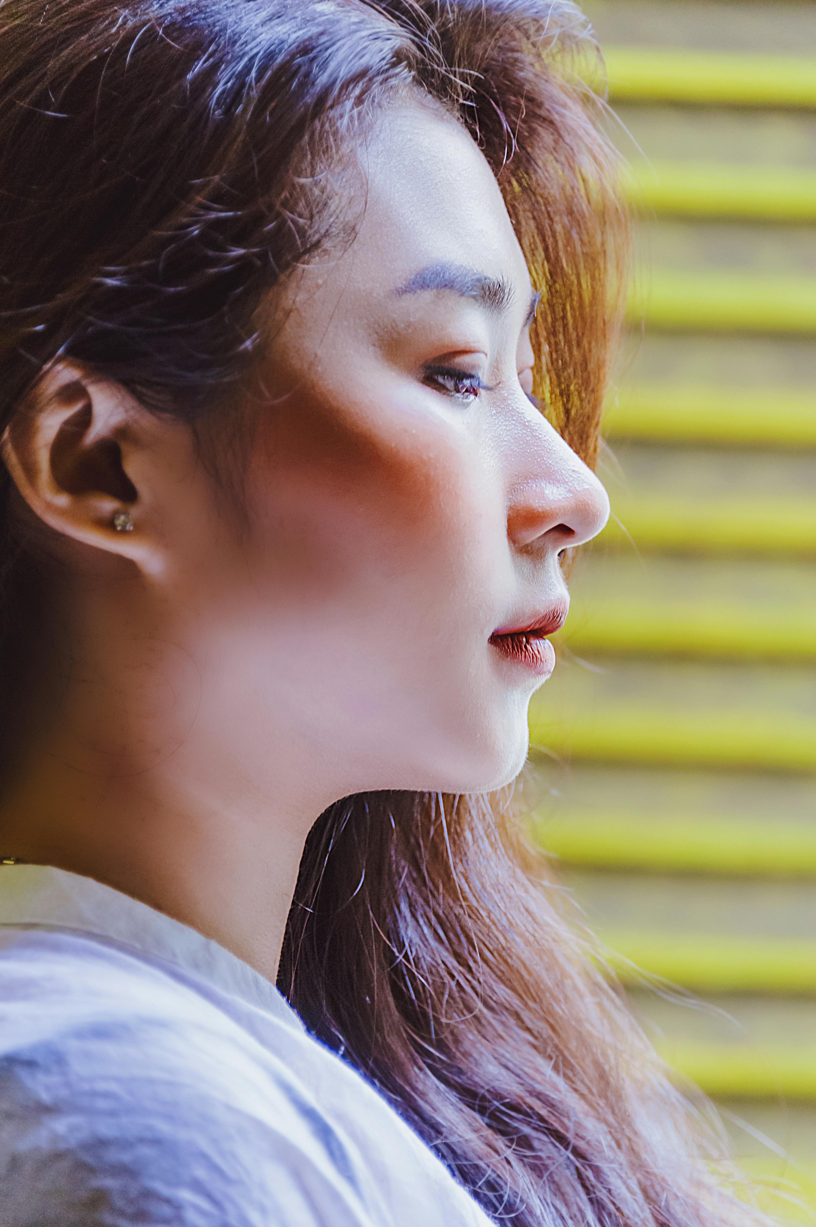 Free Artistic side profile of a woman with natural makeup highlights beauty. Stock Photo