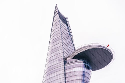 Edificio De Muro Cortina Bajo Un Cielo Blanco