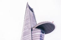 这座当代摩天大楼采用玻璃面板和引人注目的弧形设计，展现了未来主义的建筑风格