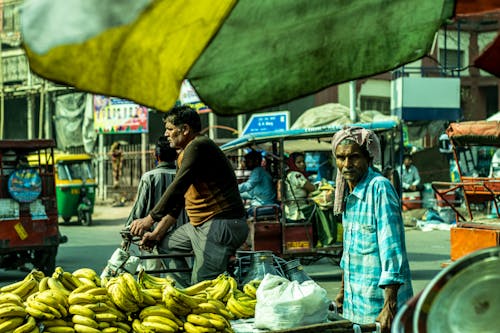 Fotos de stock gratuitas de afuera, bazar, cambiando dinero hombres indios