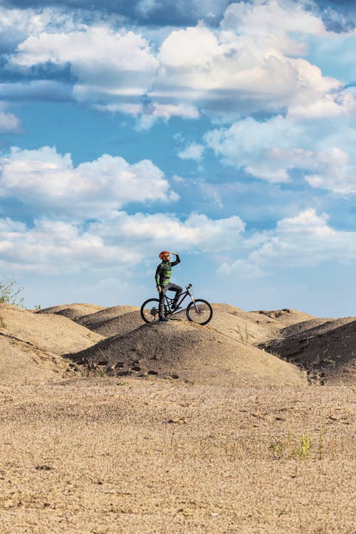 Gratis stockfoto met fiets, fietser, helm